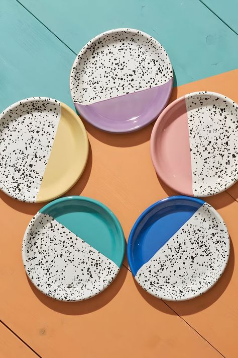 Each plate features a lovely "mind-pop" of colors, adding a playful touch to your dessert presentation. These plates are not only visually appealing but also durable, making them ideaL for all your outdoor occasions. 🌼🌟 Upgrade your dessert experience and make a lasting impression on your guests with these charming and versatile plates. Ideal for picnics, BBQs, or any alfresco dining event, these plates bring a sense of cheerfulness to your table. 🍨🎉 #EnamelDessertPlate #ColorfulTableware Simple Ceramic Painting, Simple Ceramic Painting Ideas, Simple Pottery Painting, Ceramic Pottery Painting, Simple Pottery Painting Ideas, Painting Plates, Simple Pottery, Breakfast Plates, Diy Pottery Painting