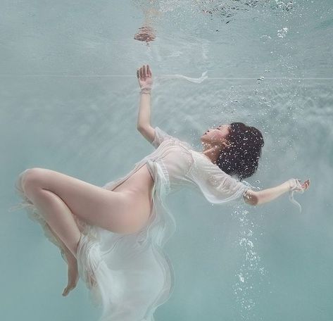 Underwater Photoshoot, Mermaid Photography, Underwater Art, Water Drawing, 사진 촬영 포즈, Female Pose Reference, Body Reference Poses, Poses Reference, Human Poses Reference