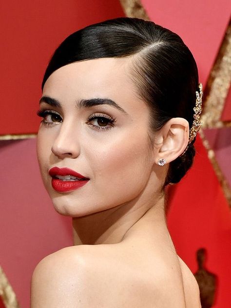 Clean Updo, Makeup Ideas For Teens, Best Organic Makeup, Teen Prom, Handmade Crown, Makeup Nails Designs, Celebrity Makeup Looks, Oscar Fashion, Sofia Carson