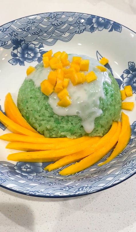 Pandan Sticky Rice, Filipino Pastries, Pandan Rice, Buko Pandan Recipe, Sticky Rice Dessert, Lao Recipes, Mango Sticky Rice Recipe, Incredible Desserts, Grilled Bananas