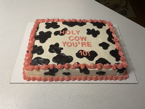 Cow Themed Sheet Cake, Diy Cow Print Cake, Western Sheet Cake Ideas, Cow Sheet Cake Birthday, Cowgirl Sheet Cake, Birthday Cake Cow Print, Cow Print Sheet Cake, Zesty Desserts, Cow Sheet Cake