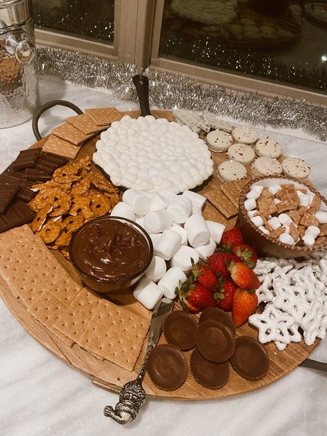 Christmas Party Snack Table, Christmas Food Aesthetics Ideas, Christmas Party Aethstetic, Sharcutary Board Ideas Christmas, Christmas Snack Tray Ideas, Charcuterie Boards Party, Christmas Sweet 16 Party Ideas, Slumber Party Charcuterie Board, Desert Charcuterie Board Christmas