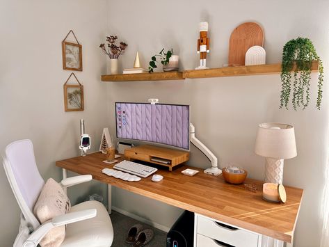 White And Brown Desk Setup, Cozy Minimalist Desk Setup, Earth Tone Desk, Simple Gaming Desk Setup, Pc Desk Setup Aesthetic, Large Monitor Desk Setup, Aesthetic Wooden Desk, Neutral Desk Setup, Workspace Inspiration Small Spaces