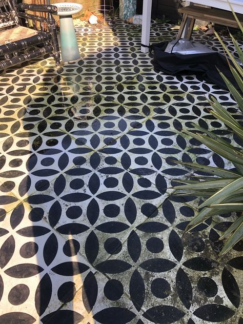 Painted Porch Floors, Stencil Concrete, Paint Concrete Patio, Concrete Patio Makeover, Concrete Patios, Painted Patio, Porch Flooring, Paving Slabs, Patio Flooring