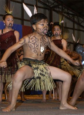 baby haka Maori Dance, Kapa Haka, Lei Hawaii, Haka Dance, Tattoo Baby, Polynesian People, Maori Culture, Maori People, Māori Culture