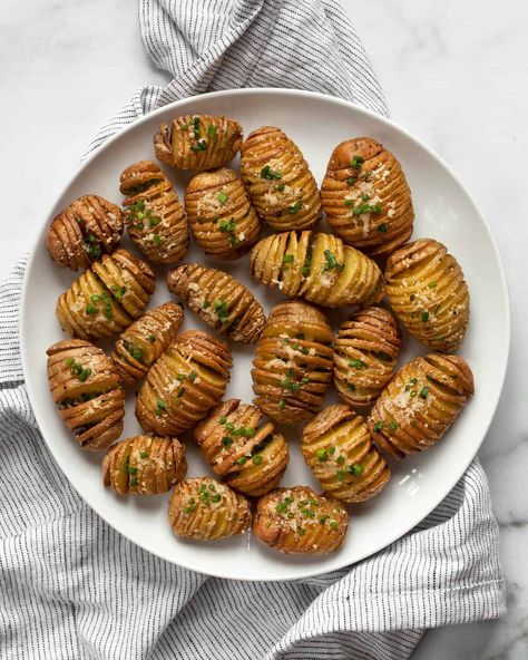 Mini Hasselback Potatoes with Herby Yogurt - Last Ingredient Mini Hasselback Potatoes, Roasted Mini Potatoes, Accordion Potato, Mini Potatoes, Hasselback Potatoes, Gluten Free Potatoes, Veggie Chips, Parmesan Potatoes, Potato Bites