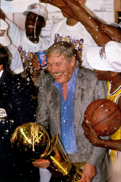 #OnThisDate in '87: LAL wrapped up their 4th @NBA title in 8 seasons as they beat BOS 106-93 in G6 of the #NBAFinals. Jerry Buss, Showtime Lakers, Kobe Bryant Wallpaper, Basketball Is Life, Nba Legends, Nba Teams, Nba Finals, Nba Basketball, Kobe Bryant