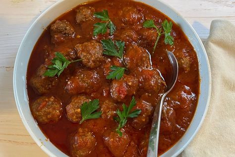 Jewish Meatball Recipes, Jewish Meatballs, Rosh Hashanah Recipes, Meatballs Easy, Grandmas Recipes, Cranberry Sauce, How To Can Tomatoes, Meatball Recipes, Tomato Sauce