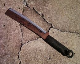 Lawnmower Blade Machete - Homemade machete constructed from a surplus lawnmower blade. Survival Knives, Lawn Mower Blade, Apocalypse Survival, Zombie Survival, Cool Knives, Metal Projects, Knife Making, Survival Skills, Blacksmithing