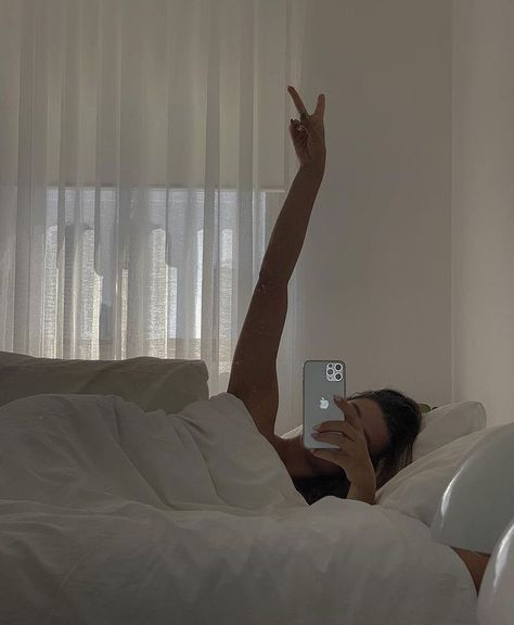 Woman Laying In Bed, Morning Routine Youtube, Spiegel Selfie, Woman Laying, Trendy Outfit Inspo, Sleepy Girl, Taking A Selfie, Selfie Inspo, Laying In Bed