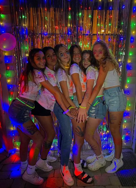 Neon Parties Ideas, Neon Blacklight Party, Sky Zone Glow Party, Birthday Ideas Glow In The Dark, Cute Birthday Party Ideas For 13, Birthday Party Ideas Glow In The Dark, Birthday Ideas 11 Girl, Neon Party Photo Booth, Neon Party Decorations Ideas