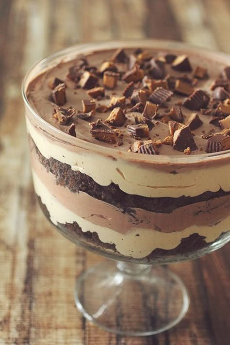 Peanut Butter Cup Trifle, Chocolate Trifles, Brownie Trifle, School Dinner, The Girl Who Ate Everything, Trifle Recipes, Trifle Desserts, Trifle Recipe, Oreo Dessert