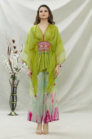 Indo Western Outfits For Women, Asymmetric Tunic, Fashion Show Dresses, Kaftan Designs, Green Thread, Simple Kurta Designs, Green Tunic, Denim Maxi Dress, Palazzo Set