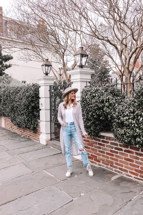 Charleston Jeans Outfit, South Carolina Outfits, Charleston Plantations, Charleston Fashion, White Combat Boots, Blonde Fashion, Weekend Outfits, Abercrombie Jeans, Grey Hat