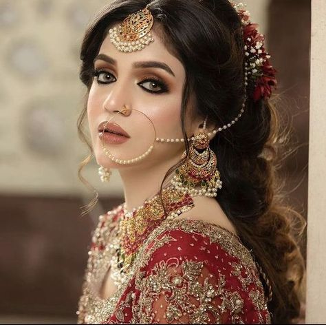 Desi Bride Hair Down, Barat Makeup Look Pakistani, Bridal Makeup Looks Pakistani, Barat Makeup Look, Bridal Makeup Pakistani, Gold Maang Tikka Designs, Pakistani Bridal Makeup Red, Maang Tikka Bridal, Maang Tikka Gold