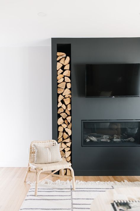 modern fireplace with vertical wood storage Modern Fireplace Ideas Living Rooms, Fireplace Feature Wall, Fireplace Tv Wall, Living Tv, Tv Wand, Modern Tv Wall, Fireplace Built Ins, Wood Fireplace, Home Fireplace