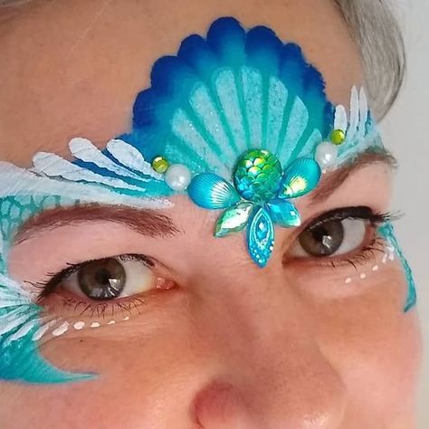 Rowena Clare @paintmebrighter on Instagram: "Mermaidy with bling. #fromboardtoface #facepaintersofinstagram #facepaintersoninstagram #facepaint #facepainter #shareyourfacepainting #featuremyfacepaint #leicesterfacepainter #facepainting #mermaid #sillyfarm #blingfacepainting #blingface #blingclusters #blingclustersforfacepainting #tealblue #seashell #clamshell #littlemermaid #underthesea #ariel #disneylittlemermaid #tealcolour #princesscrown #facepaintshare #cameronsdeepsea #deepsea #paintmebrig Face Painting Sea Theme, Seashell Face Paint, Ariel Face Paint, Mermaid Face Paint, Mermaid Face, Paint Makeup, Ariel Mermaid, Face Paint Makeup, Face Paintings