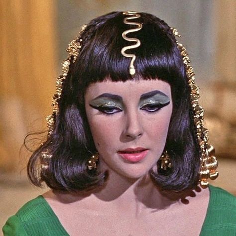 Elizabeth Taylor Cleopatra Makeup, Elizabeth Taylor Makeup, Cleopatra Elizabeth Taylor, Cleopatra Makeup, Cleopatra 1963, Elizabeth Taylor Cleopatra, Hollywood Icons, Fashion Tv, Elizabeth Taylor