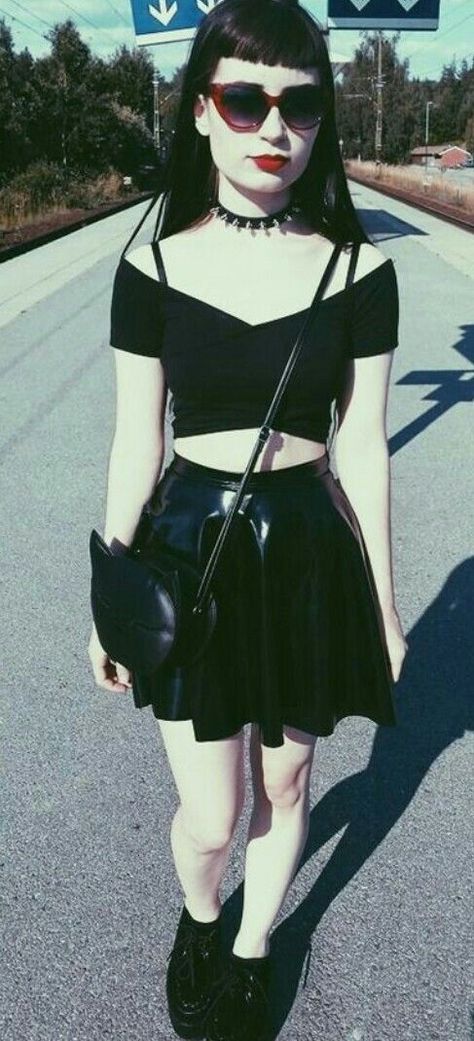 Cute summer goth outfit Summer Goth Outfits, Martens Outfit, Fall Grunge, Doc Martens Outfit, Outfit Grunge, Mode Emo, Fall Skirt, Summer Goth, Tokyo Street Fashion