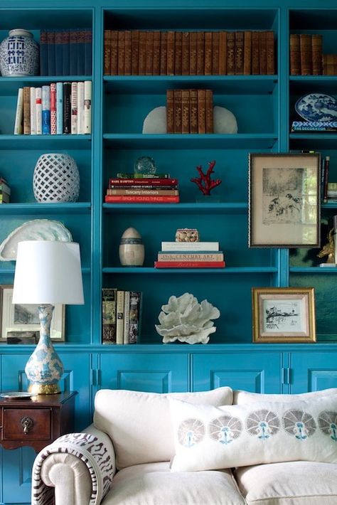 Lovely library! Turquoise blue painted built-in cabinets filled with old books and totchkes. | katecoughlininteriors.com Bookshelf Styling Living Room, Bookcase Decorating Ideas, Colorful Bookshelf, Den Library, Blue Bookcase, Painting Bookcase, Painted Bookshelves, Library Office, Decorating Bookshelves