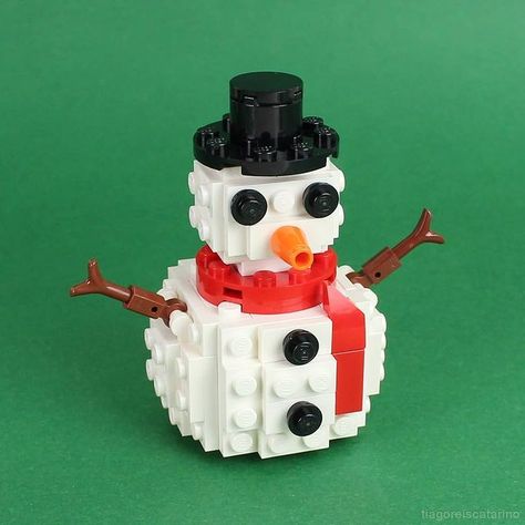 This jolly snowman build by Tiago Catarino (@tiagoreiscatarino) is the perfect seasonal decoration, ornament, or year-round desk buddy. Lego Christmas Ornaments, Lego Ornaments, Lego Christmas Village, Lego Christmas Tree, Lego Winter Village, Lego Advent Calendar, Lego Advent, Diy Snowman Ornaments, Lego Winter