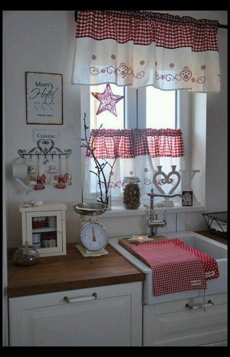 Diy Kitchen Window Treatments, Shabby Chic Kitchen Curtains, Cortinas Country, Shabby Chic Decorating, Desain Pantry, Kitchen Window Treatments, Cottage Kitchens, Cozy Kitchen, Cafe Curtains