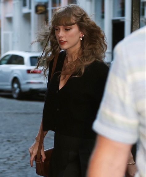 Taylor Swift Fotos, Taylor Swift Street Style, Wind In My Hair, Estilo Taylor Swift, All About Taylor Swift, Dream Outfits, Swift Photo, Long Live Taylor Swift, Swift 3