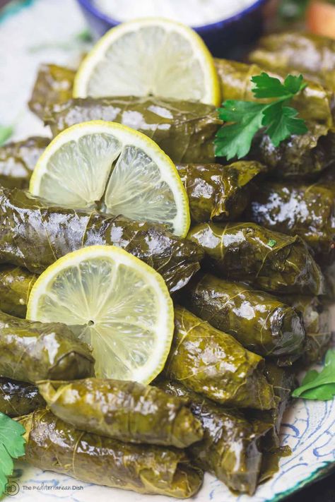 Grape Leaves Recipe, Arabisk Mad, Stuffed Grape Leaves, Greek Dishes, Lebanese Recipes, Mediterranean Dishes, Mediterranean Diet Recipes, Middle Eastern Recipes, Pampered Chef