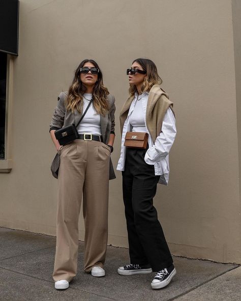 Le Fashion Black Trousers Outfit Casual Sneakers, Trousers And Sneakers Outfit, Wide Leg Trousers Outfit Casual, Black Trousers Outfit Casual, Black Wide Leg Trousers Outfit, Trousers Outfit Work, Vintage Sweater Outfit, Trousers Outfit Casual, Black Trousers Outfit