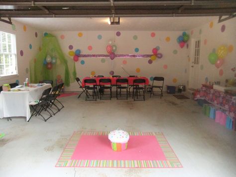 My daughter's birthday set up! Garage Birthday Party set for little girls! Garage Birthday Party Ideas Kids, Birthday Party In Garage, Party Set Up Ideas Layout, Party In Garage, Garage Birthday Party Ideas, Garage Birthday Party, Garage Party Set Up Ideas, Decorate Garage, Party Set Up Ideas