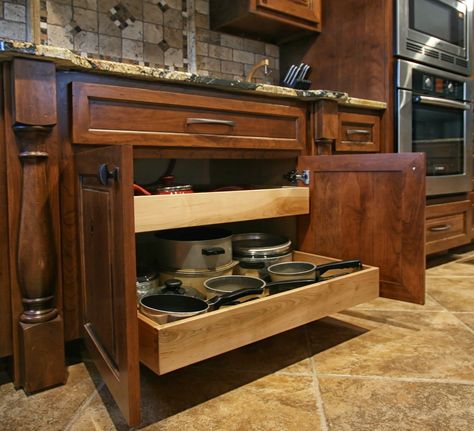 Crockpot Storage Ideas, Cooktop Cabinet, Townhouse Kitchen Remodel, Cabinet Design Kitchen, Lost Kitchen, Transitional Home Design, Townhouse Kitchen, Island Cabinets, Interior Design Kitchen Contemporary