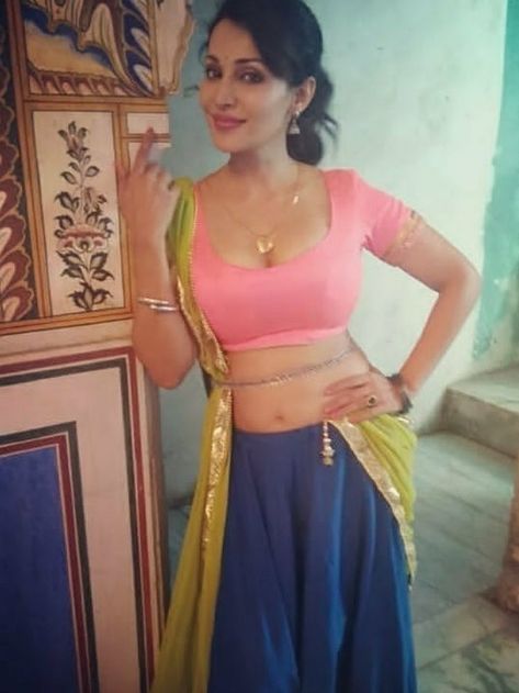 Flora Saini Suta Saree, Flora Saini, Bollywood Images, Indian Navel, Beautiful Wedding Photos, Stylish Sarees, Indian Bollywood, Person Standing, Half Saree