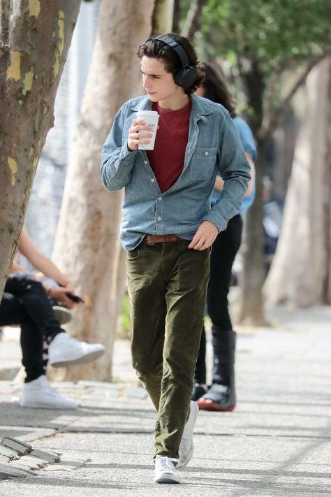 Timothée Chalamet's Endearing Street Style Makes Us Love Him Even More Timothee Chalamet Outfits, Black Oxford Shoes, White Kicks, Timmy T, Red T, Timothee Chalamet, Celebrity Look, Chambray Shirt, Look Cool