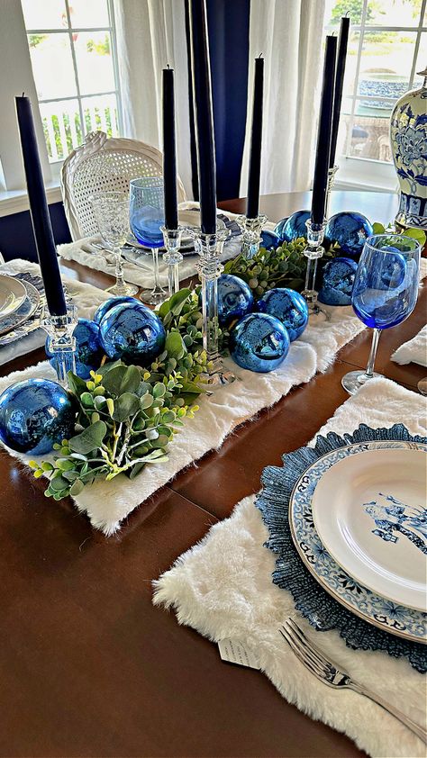 An Elegant Blue Christmas Tablescape - Celebrate & Decorate Blue Christmas Table Decor, Blue And White Christmas Table, Blue Christmas Table Setting, Blue Dinner Party, Blue Dining Room Walls, Blue Tablescapes, Dark Blue Candles, Blue And White Tablescapes, Christmas Dining Table Decor