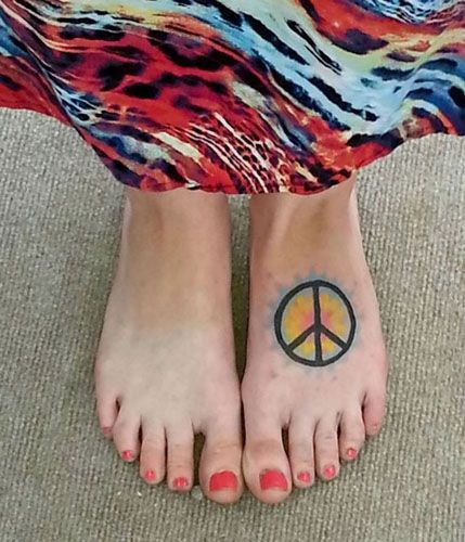 Best Peace Tattoo Designs 5 Peace Sign Tattoo, Peace Sign Tattoos, Peace Tattoos, Cowgirl Tattoos, Hippie Tattoo, Sign Tattoo, Dragonfly Tattoo, Tattoo Feminina, Foot Tattoo