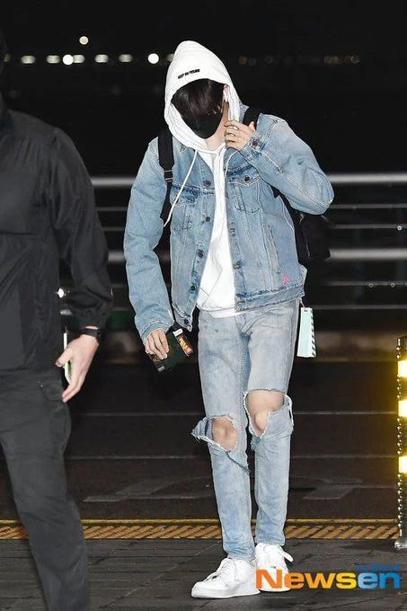 Nct Jeno fashion style Nct Dream Jeno, Kpop Fashion Men, Boyfriend Outfit, Nct Jeno, Jaket Jeans, Airport Style, Airport Outfit, Kpop Outfits, Kpop Fashion