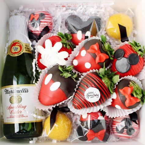 Disney Chocolate Covered Strawberries, Fancy Strawberries, August Baby Shower, Strawberry Ideas, Disney Themed Cakes, August Baby, Dipped Strawberries, Strawberry Wine, Chocolate Covered Treats