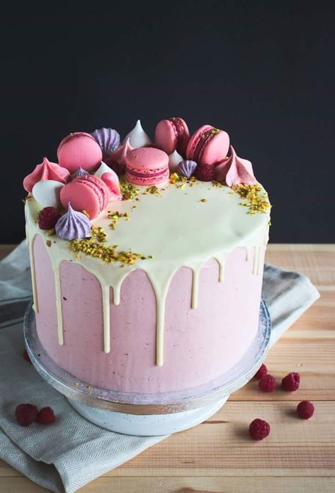 Raspberry pistachio dri cake with macaroons and meringue kisses Macaroons Cake Decoration, Cake With Macaroons, Gökkuşaği Pasta, Raspberry Pistachio, Macaroon Cake, Meringue Kisses, Macaron Cake, 60th Birthday Cakes, Elegant Birthday Cakes