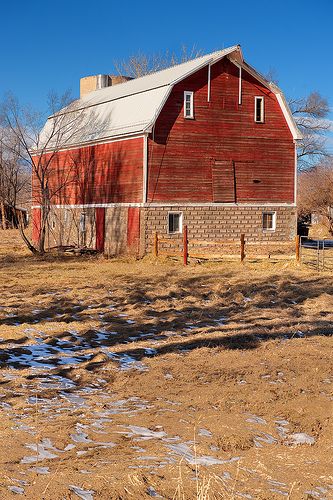 Barn during winter Barn Foundation, Old Farm Buildings, Old Western Buildings, Red Barn Painting, Barn Living, Barn Pictures, Red Barn Photos, Country Barns, Barns Sheds