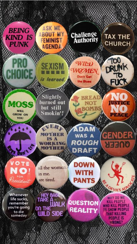 Punk Fashion Diy, Patch Pants, Punk Pins, Punk Patches, Diy Pins, Diy Buttons, Cool Pins, Cute Pins, Vintage Pins