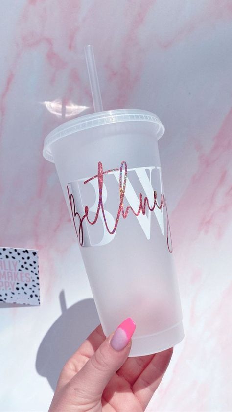 Monogram Cups Vinyl, Plastic Cups Design, Starbucks Cup Art, Reusable Plastic Cups, Idee Cricut, Print Design Art, Cold Cups, Straw Cup, Tumbler Cups Diy