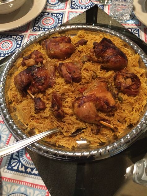 Home made Kabsa Saudi Kabsa Recipe, Home Made Food Snapchat, Kabsa Recipe, Kurdish Food, Around The World Food, Bistro Food, Catering Ideas Food, Clean Food Crush, Delicacy Food