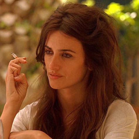 Vicky Cristina Barcelona Penelope Cruz, Vicky Christina Barcelona Aesthetic, Penelope Cruz Fringe, Penelope Cruz Vicky Cristina Barcelona, Vicky Cristina Barcelona Aesthetic, Penelope Cruz Aesthetic, Penelope Cruz Hair, Penelope Cruz Movies, Penelope Cruz Makeup