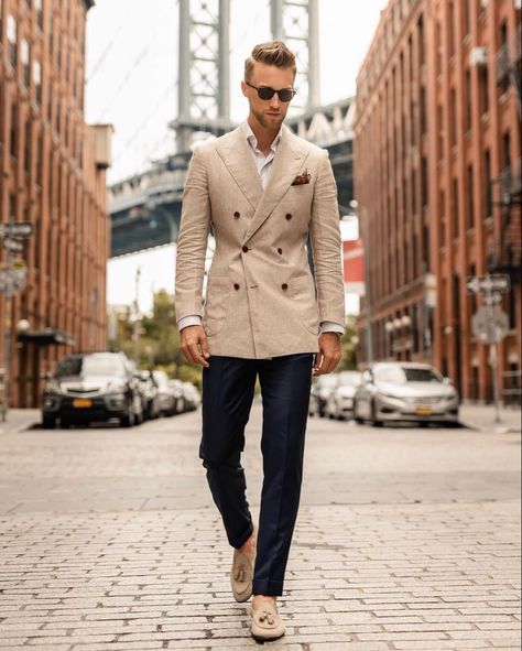 Light Beige Suit Men, Beige Suit Men, Beige Suit, Business Casual Dress Code, Wedding Suits Groom, Groom Suit, Groom And Groomsmen, Wedding Groom, British Style