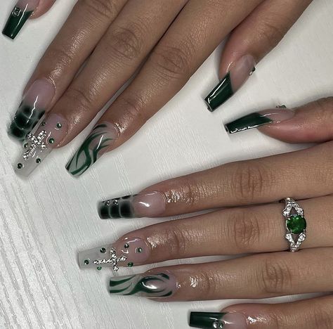 Edgy Nails Grunge Coffin, Green Long Nails, Ongles Bling Bling, Nails Edgy, Emerald Nails, Green Acrylic Nails, Hippie Nails, Edgy Nails, Grunge Nails