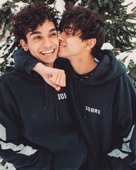 Brotherly love ❤️ Studying Biology, Studying Psychology, The Dobre Twins, Marcus And Lucas, Lucas Dobre, Marcus Dobre, Tweedle Dum, Tweedle Dee, Men Kissing