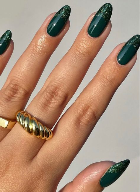 November Nails Green, Emerald Christmas Nails, Dark Green Winter Nails, Green Xmas Nails, Monthly Nails, Mom Nails, Fall Nails 2023, Grad Nails, Nails Thanksgiving