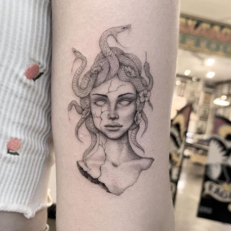 Kasey Dufour on Instagram: “Medusa on the back of the arm • • • • • • • #medusa #medusatattoo #medusatattoos #snaketattoo #snake #snakes #snaketattoos #singleneedle…” Medusa Tattoo Design, Model Tattoo, Silhouette Tattoos, Medusa Tattoo, Modern Tattoos, Snake Tattoo, Elegant Tattoos, Hip Tattoo, Dope Tattoos