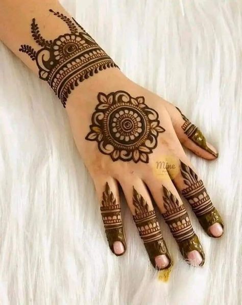 Henna Tattoo Design, Front Mehndi Design, Back Hand Mehndi, Henna Hand, Hand Mehndi Design, Simple Henna Tattoo, Very Simple Mehndi Designs, Mehndi Designs For Kids, Tattoo Henna