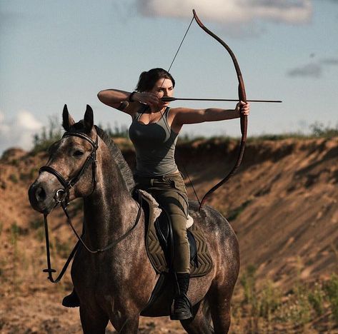 Bow And Arrow Girl, Archery Photography, Archery Poses, Archery Aesthetic, Woman Archer, Horse Archery, Horse Archer, Archery Women, Mounted Archery